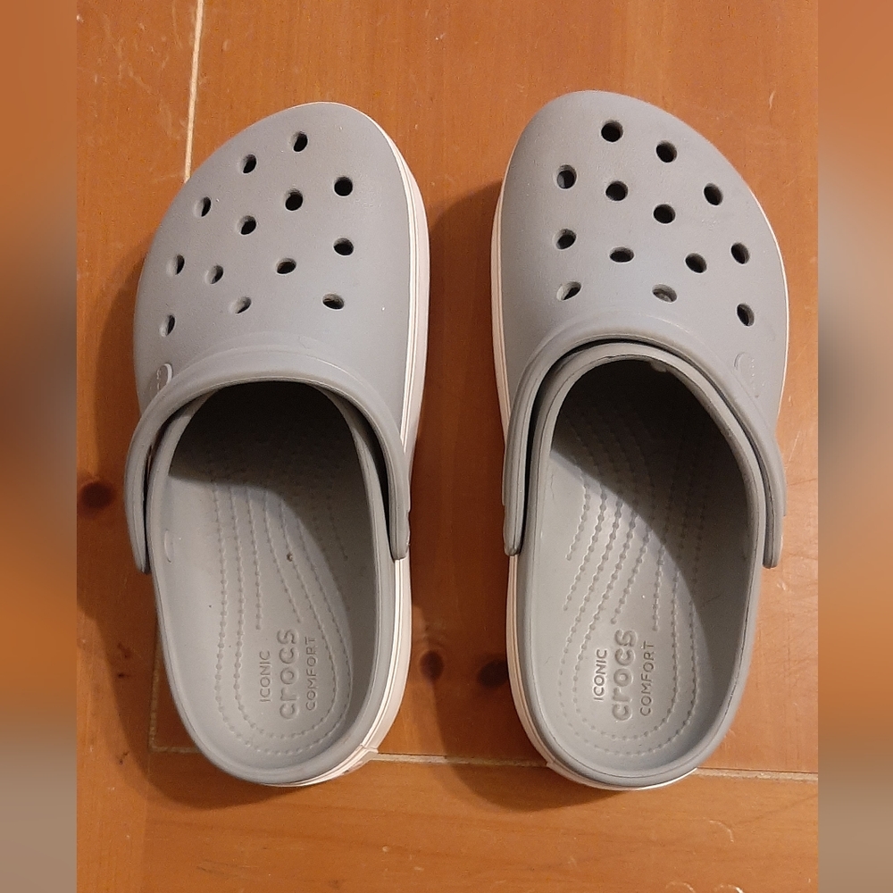 Women's iconic crocs comfort size 7